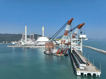 華潤海豐卸船機順利吊裝，助力粵港澳大灣區(qū)能源供應